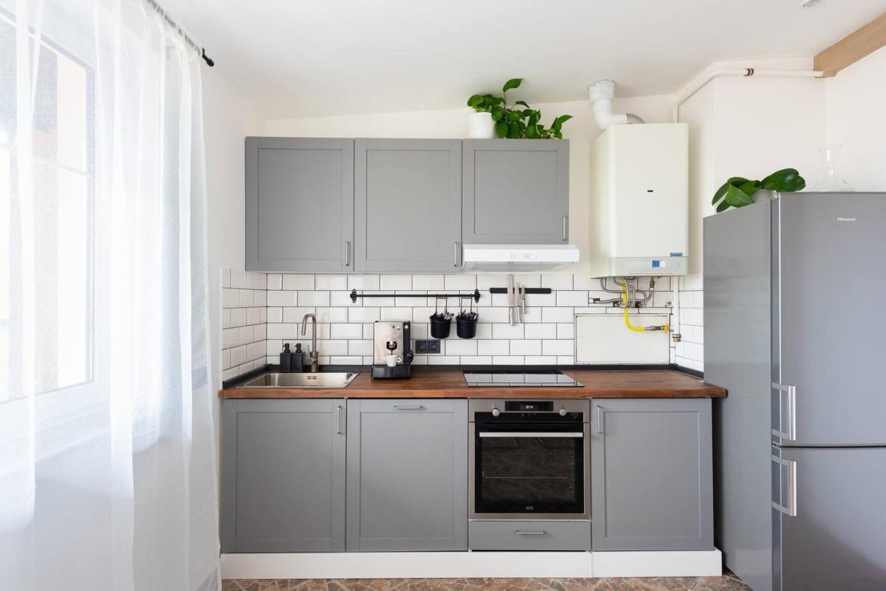 Huge 5 Bedrooms Near Castle Praha