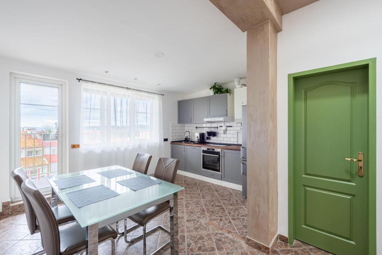 Huge 5 Bedrooms Near Castle Apartmán