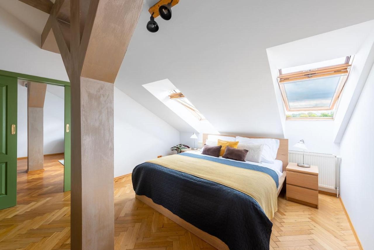 Huge 5 Bedrooms Near Castle * Praha
